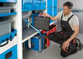 06_A bar and strap case retaining system 